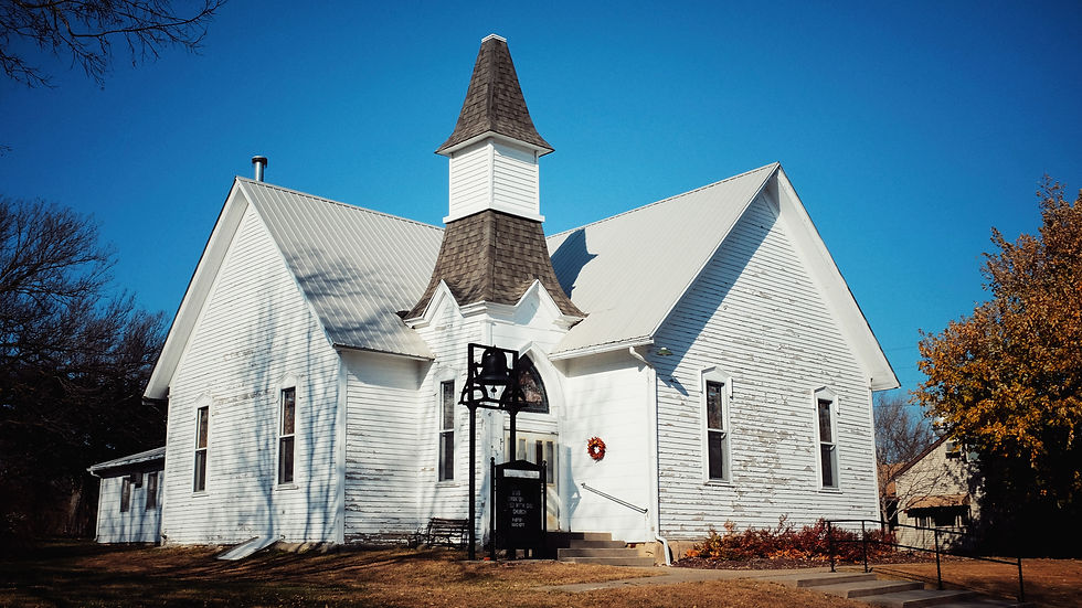 Vista desde un ángulo bajo de una iglesia antigua contra el cielo.jpg