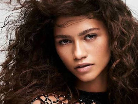 A volta do blowout: Zendaya resgata tendência do cabelo volumoso dos anos 90 em Londres
