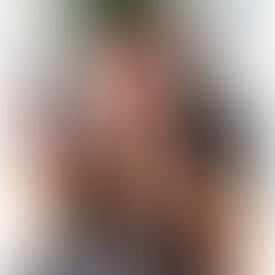 Uma moça exibindo seu corte em camadas