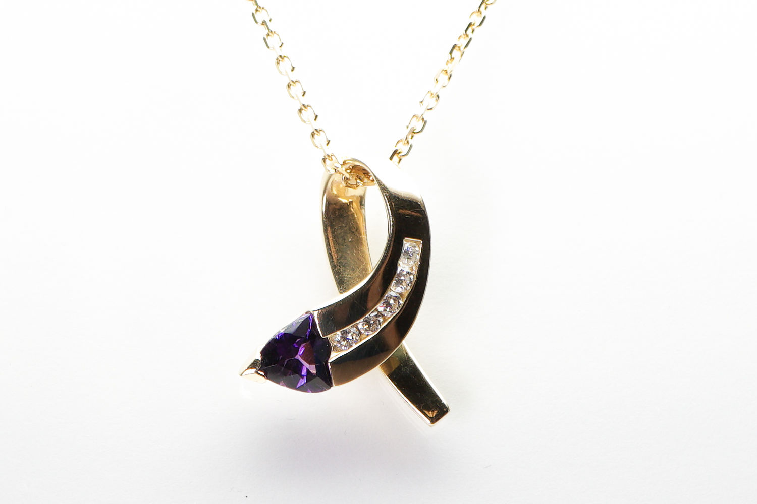 14 karat yellow gold diamond and amethyst pendant