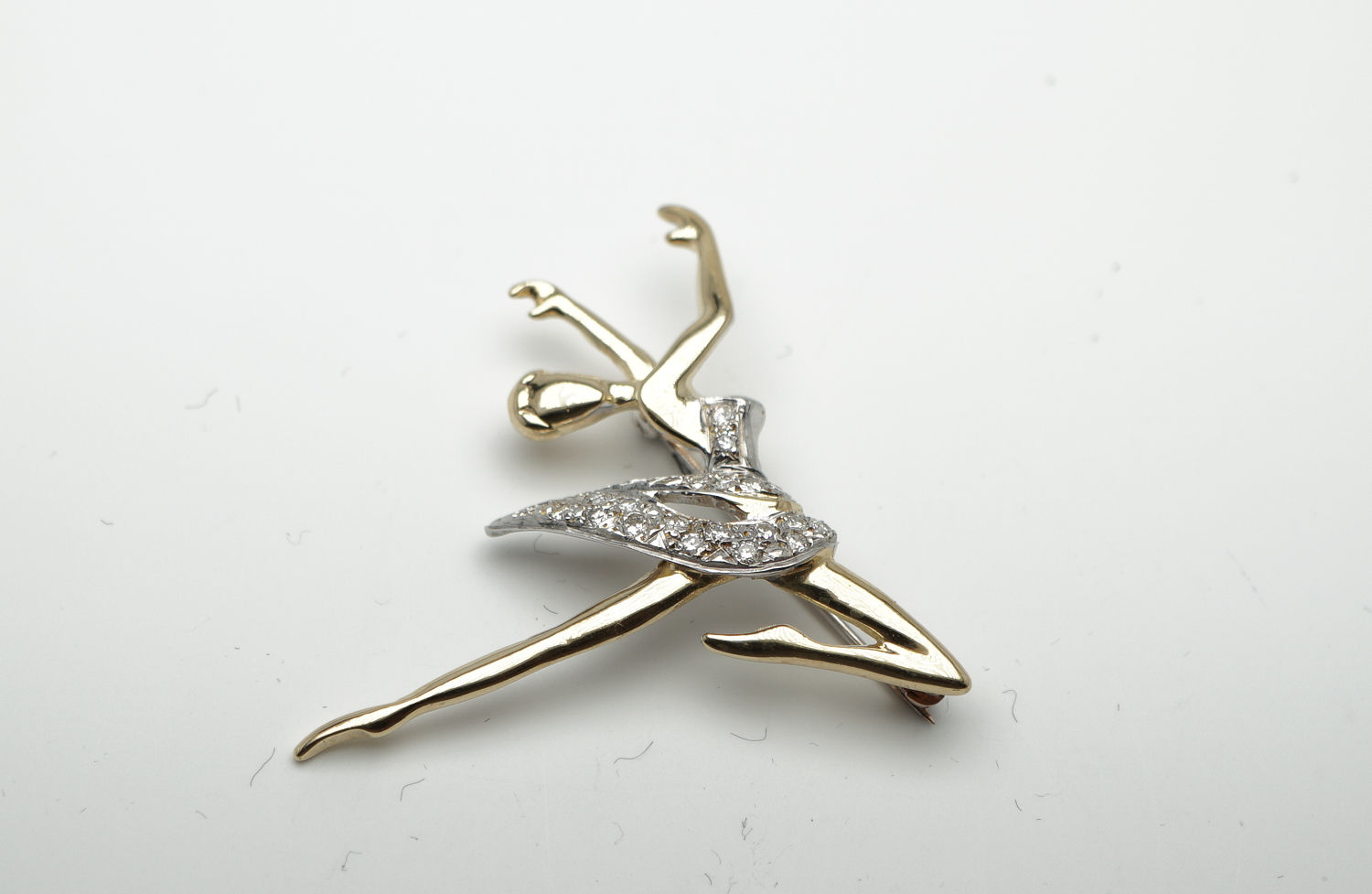 14 karat yellow gold diamond pin