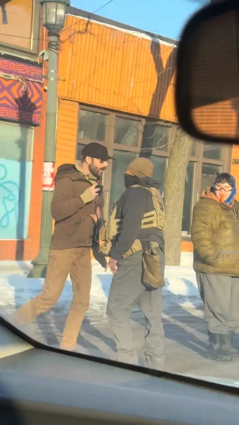 從視頻中顯示,普雷蒂(左一)在被執法人員壓制前,僅手持手機,並未見到武器。(路透)