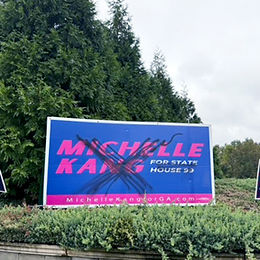 喬州眾院99選區選戰升溫 韓裔民主黨籍候選人Michelle Kang競選看板多處遭破壞