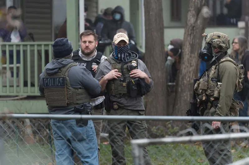 社區居民反映,ICE執法人員最近曾敲門查詢亞裔住戶,引起議論。圖為聯邦執法人員在明州聖保羅執行突襲檢查。(路透)