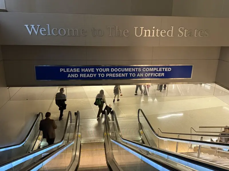 海關審查趨嚴 上海一家3口入境美國 父進小黑屋