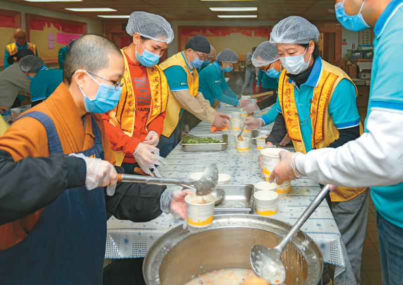 纽约道场清晨,法师们与义工们一起分装腊八粥。图/人间社记者顾根生