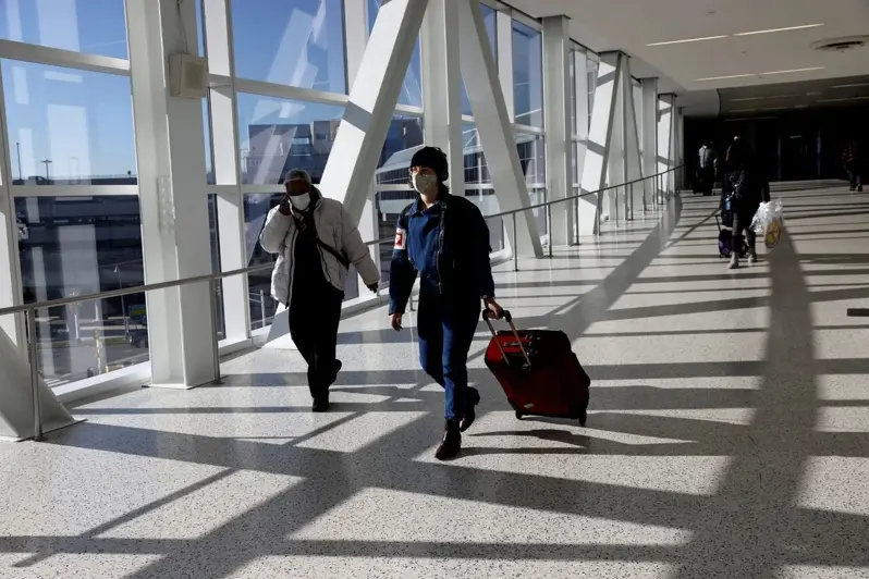 美伊戰火未歇,機票價格不斷攀升,計畫旅行者或許會疑惑:現在該買機票,或等看看情況是否會好轉?旅遊專家表示,通常盡早購買才是上策。路透