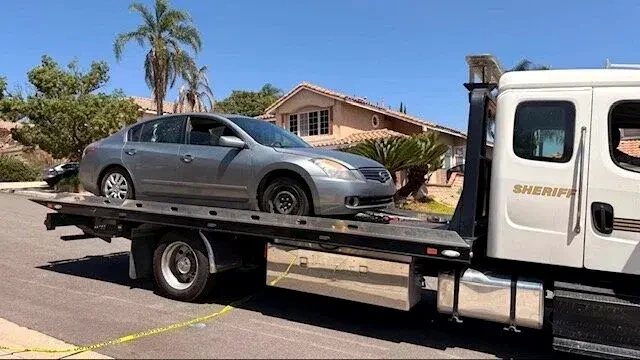 劫匪的汽車正在被從犯罪第二現場拖走,車牌顯示該車在俄勒岡注冊。(記者楊青/攝影)