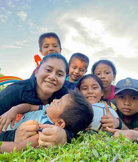 Foto Brenda con niños 2.jpeg