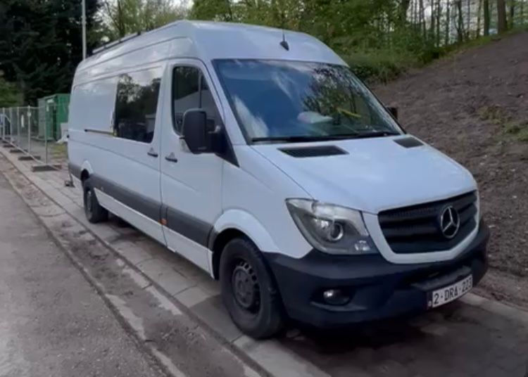 LUISTER - Een uniek kot: Lucas woont in een campervan