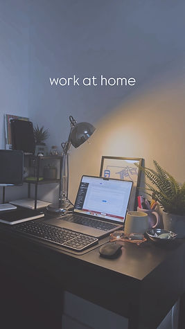 bureau de nuit éclairé par une lampe