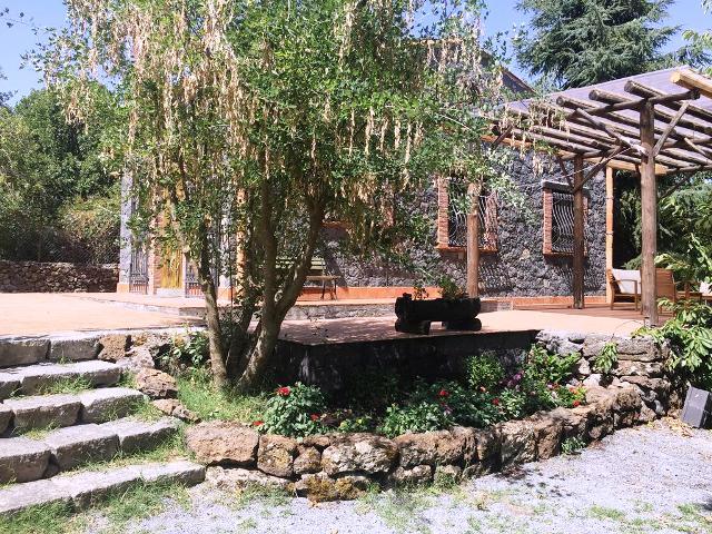 Bronte casa etna