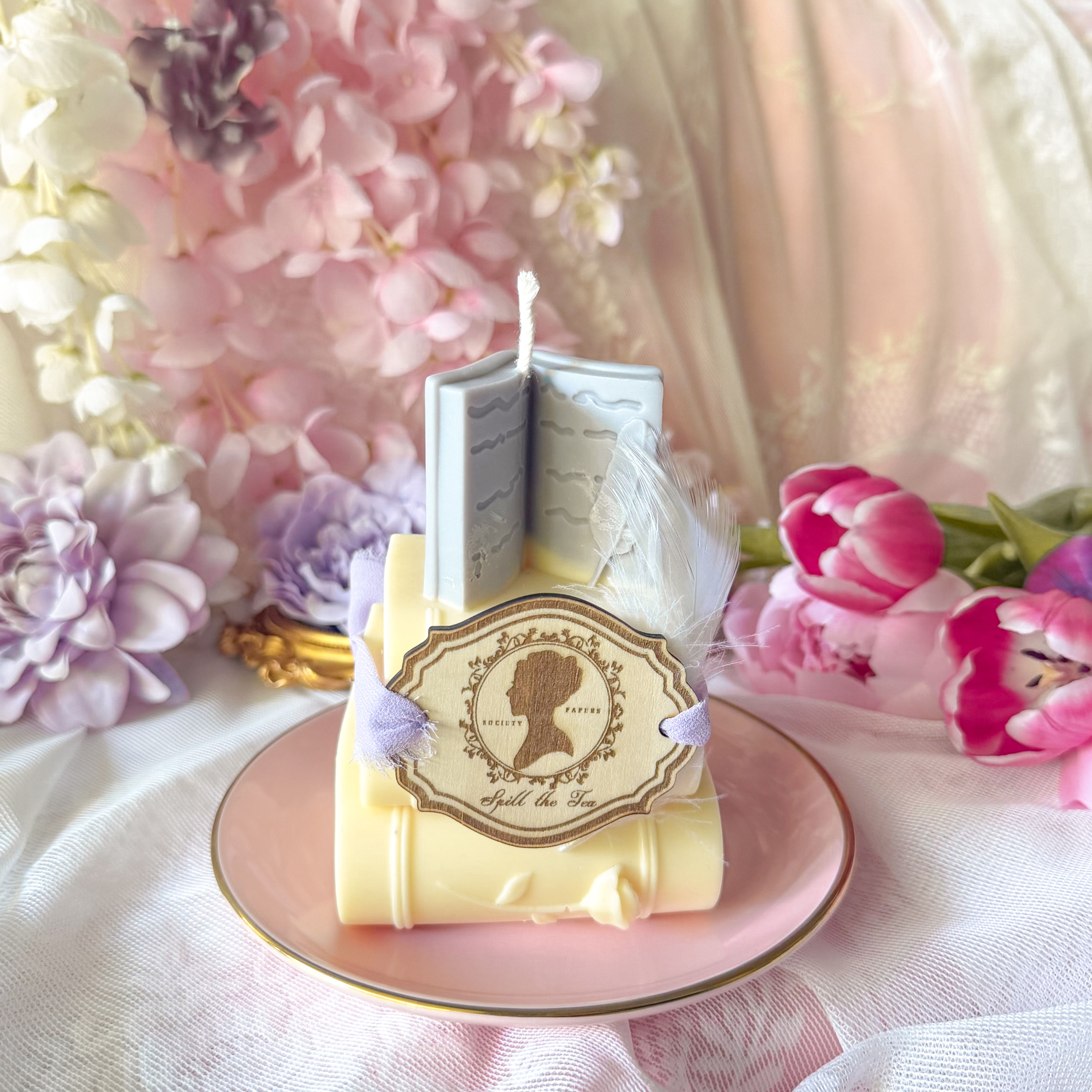 Bougie moulée Spill the tea senteur Jardin Anglais