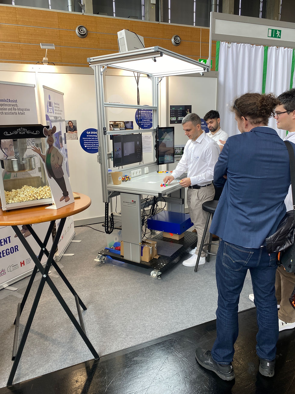 Unsere Projektpartner präsentieren interessierten Besucher:innen den Assistenzwerkertisch Schaluer Klaus. Foto: Femos