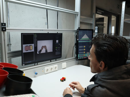 Mann sitzt vor Schlauer Klaus