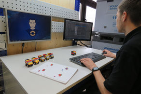 Mann sitzt am "Schlauen Klaus" und montiert das Hauto