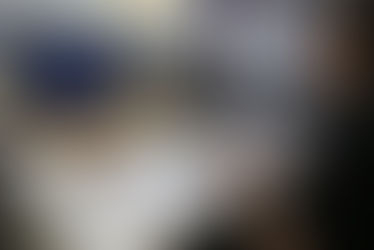 Mann sitzt am "Schlauen Klaus" und montiert das Hauto