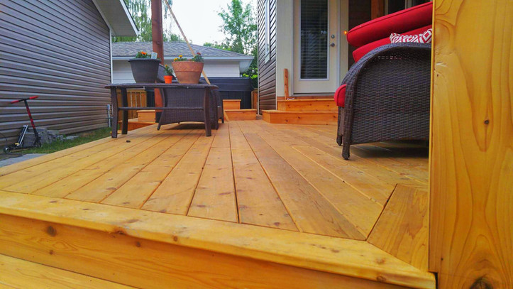Calgary best cedar deck builder
