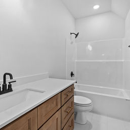 Full bath for second-floor bedrooms – Hampton Cottage Home by Bespoke Homes