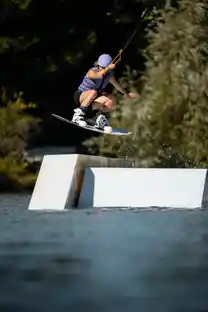 Skok na překážku wakeboardovou