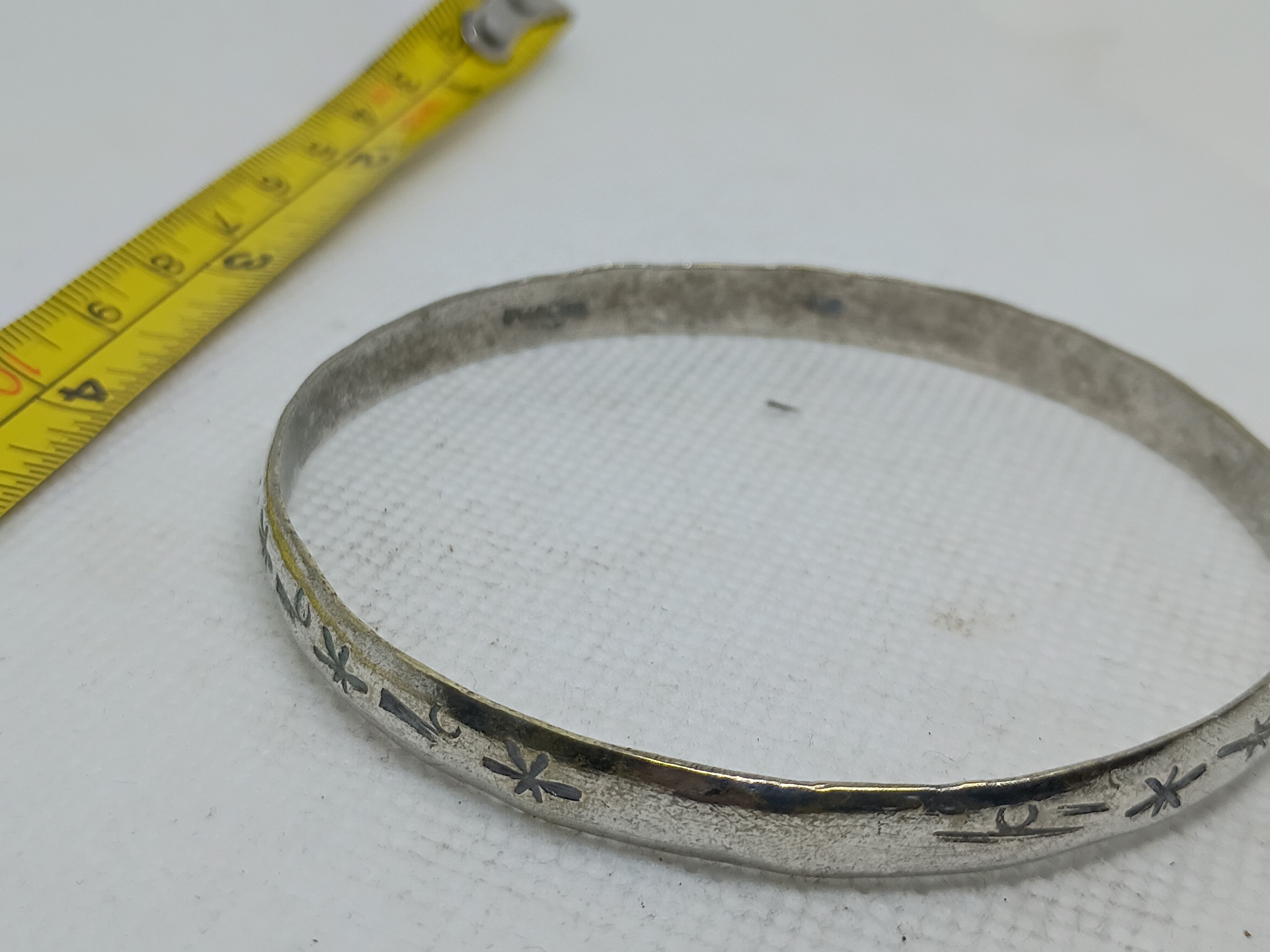 Approx.2.5" vintage Mexican 925 sterling silver bangle with a star-like motif
