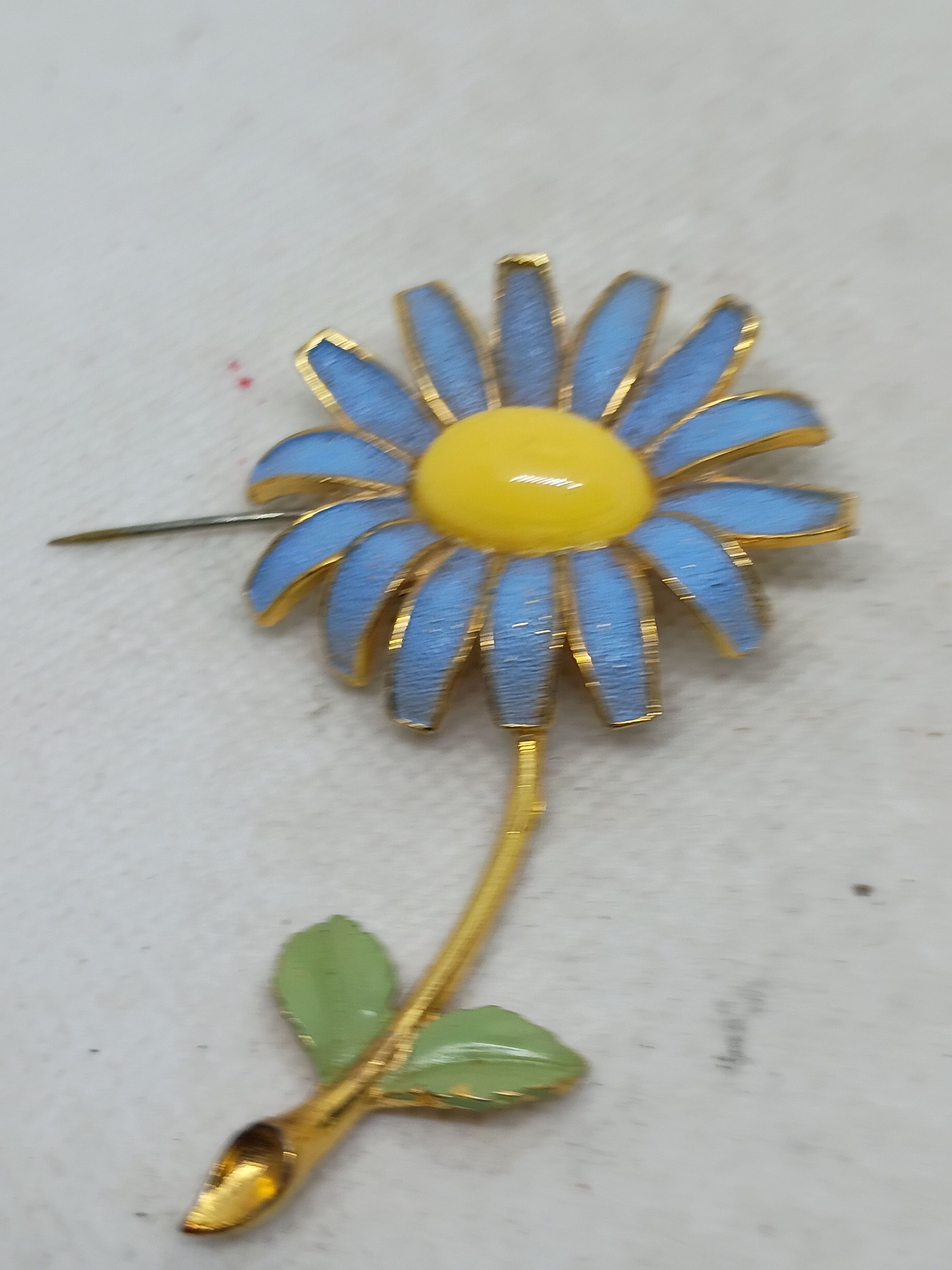 Approx 3" Weiss vintage white and yellow enamel daisy flower brooch