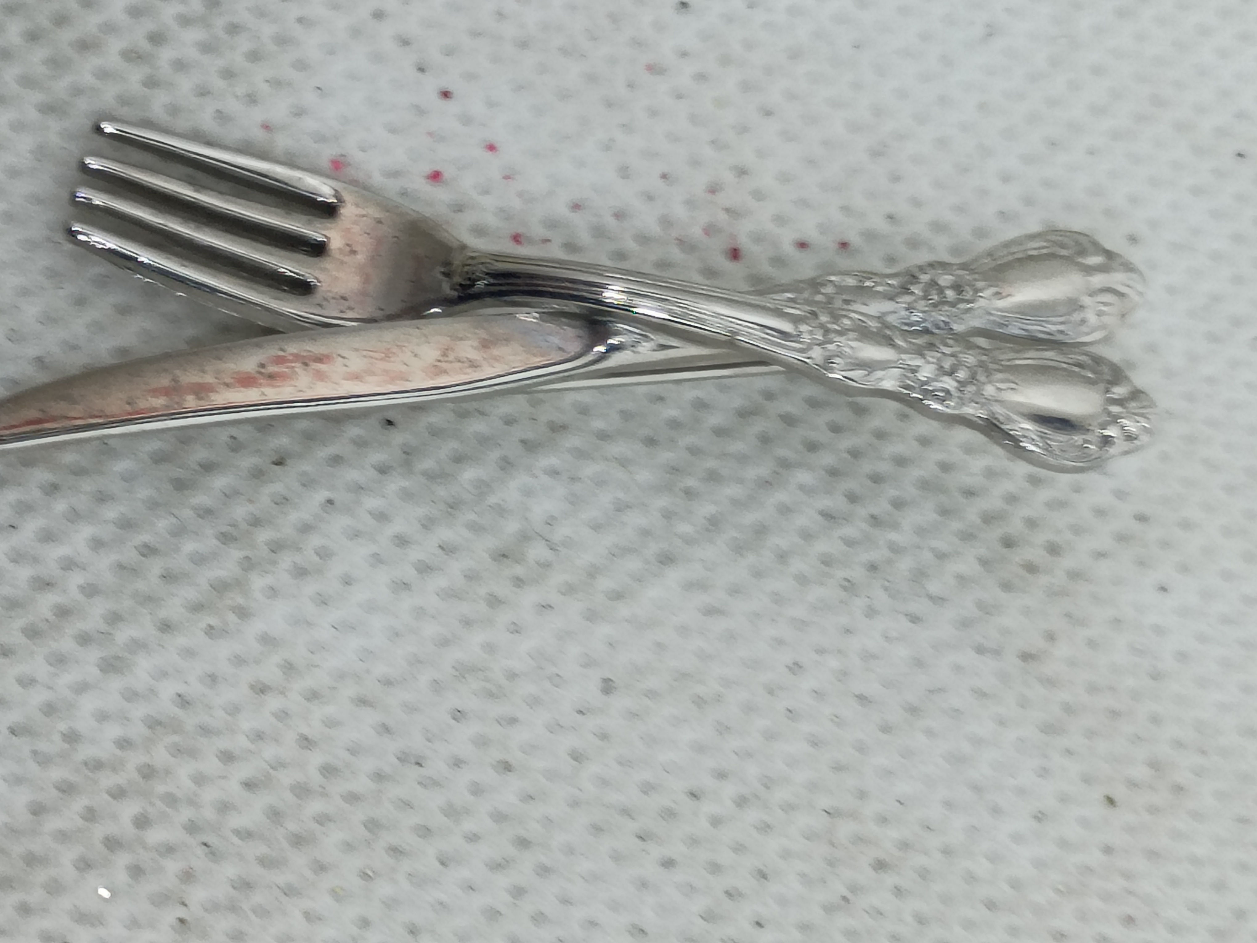 Approx 2.5" vintage miniature a crossed fork and knife silverware brooch pin