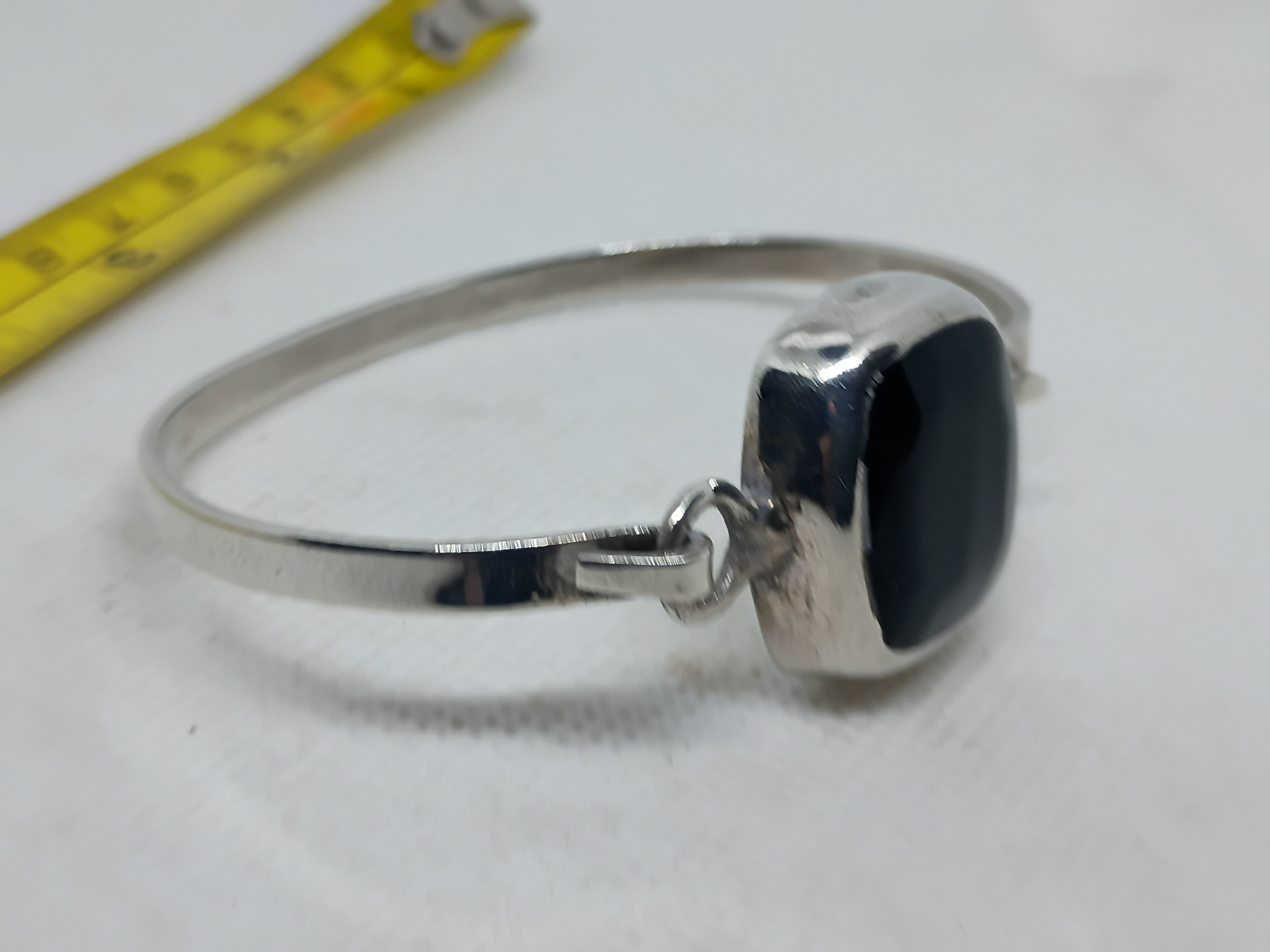 Approx.2.5" 925 vintage sterling silver bangle features a unique buckle-style 