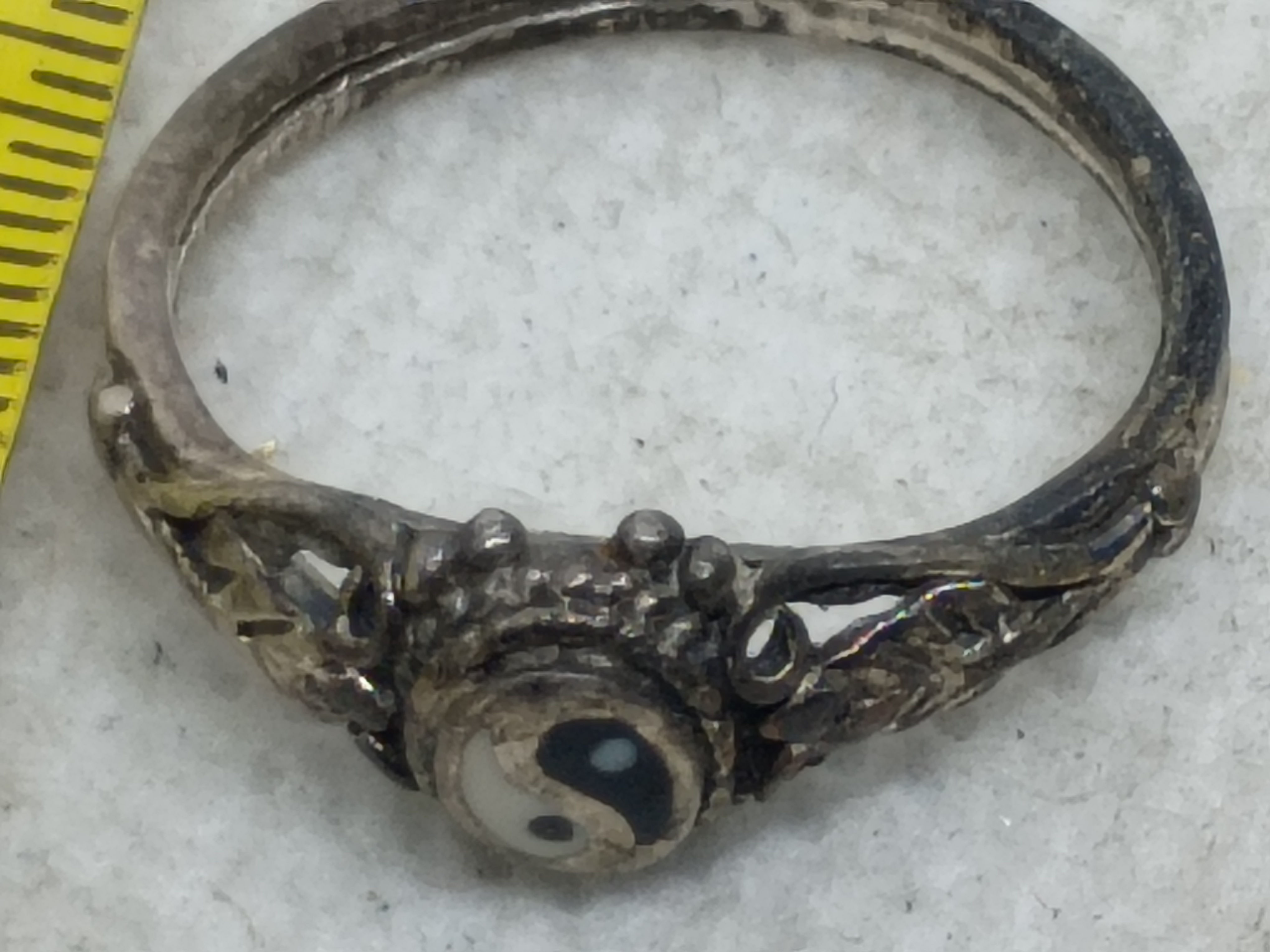 Vintage sterling silver ring w/ornate filigree band and enamel or onyx yin-yang 