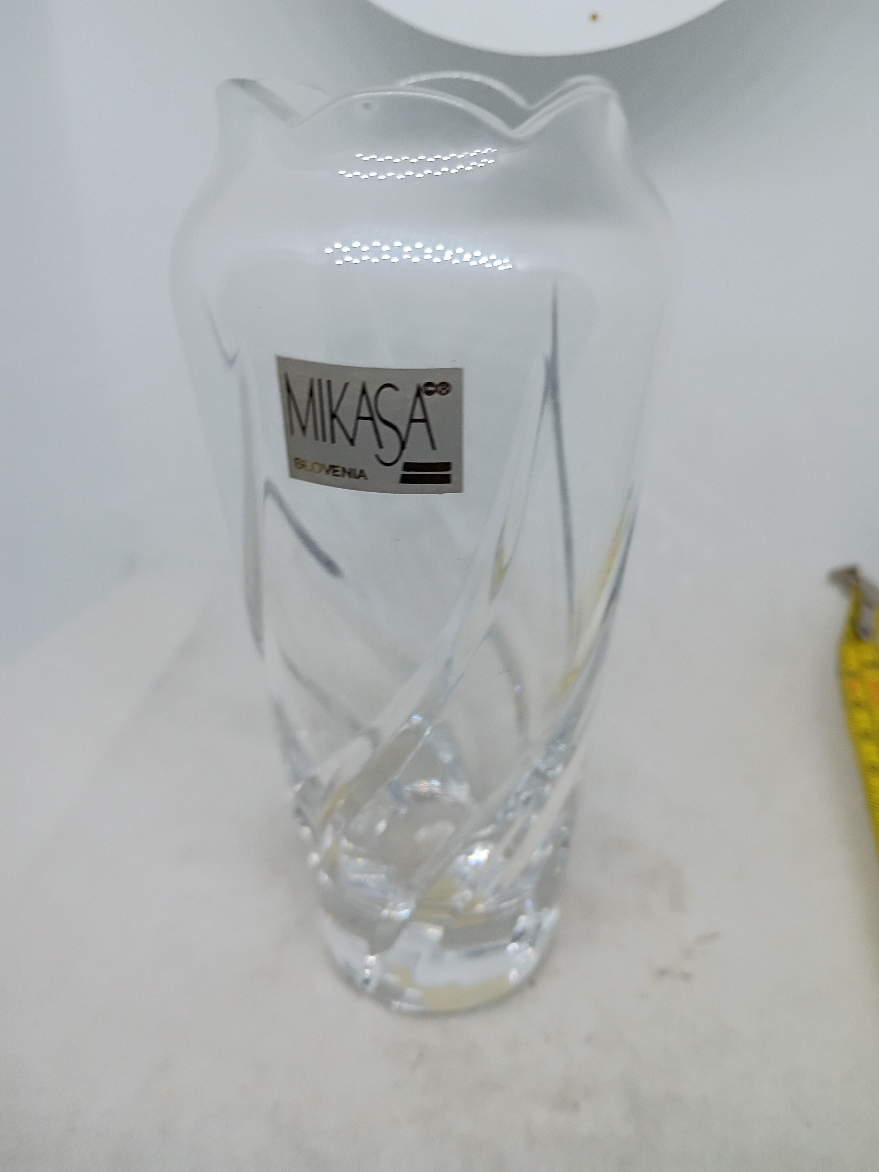 8" tall Mikasa crystal vase - Mikasa Slovenia