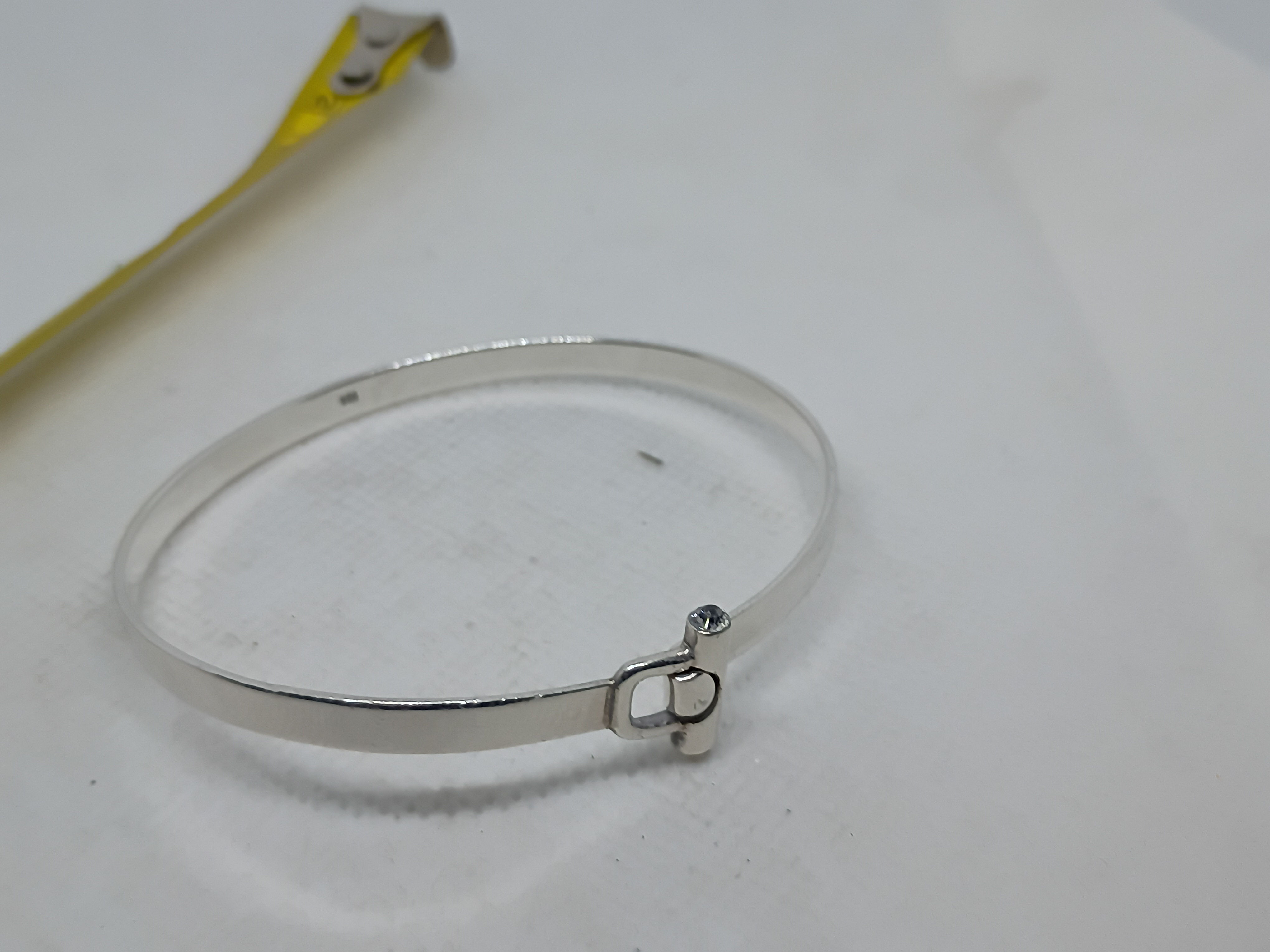 Approx.2.5" 925 vintage sterling silver bangle features a unique buckle-style