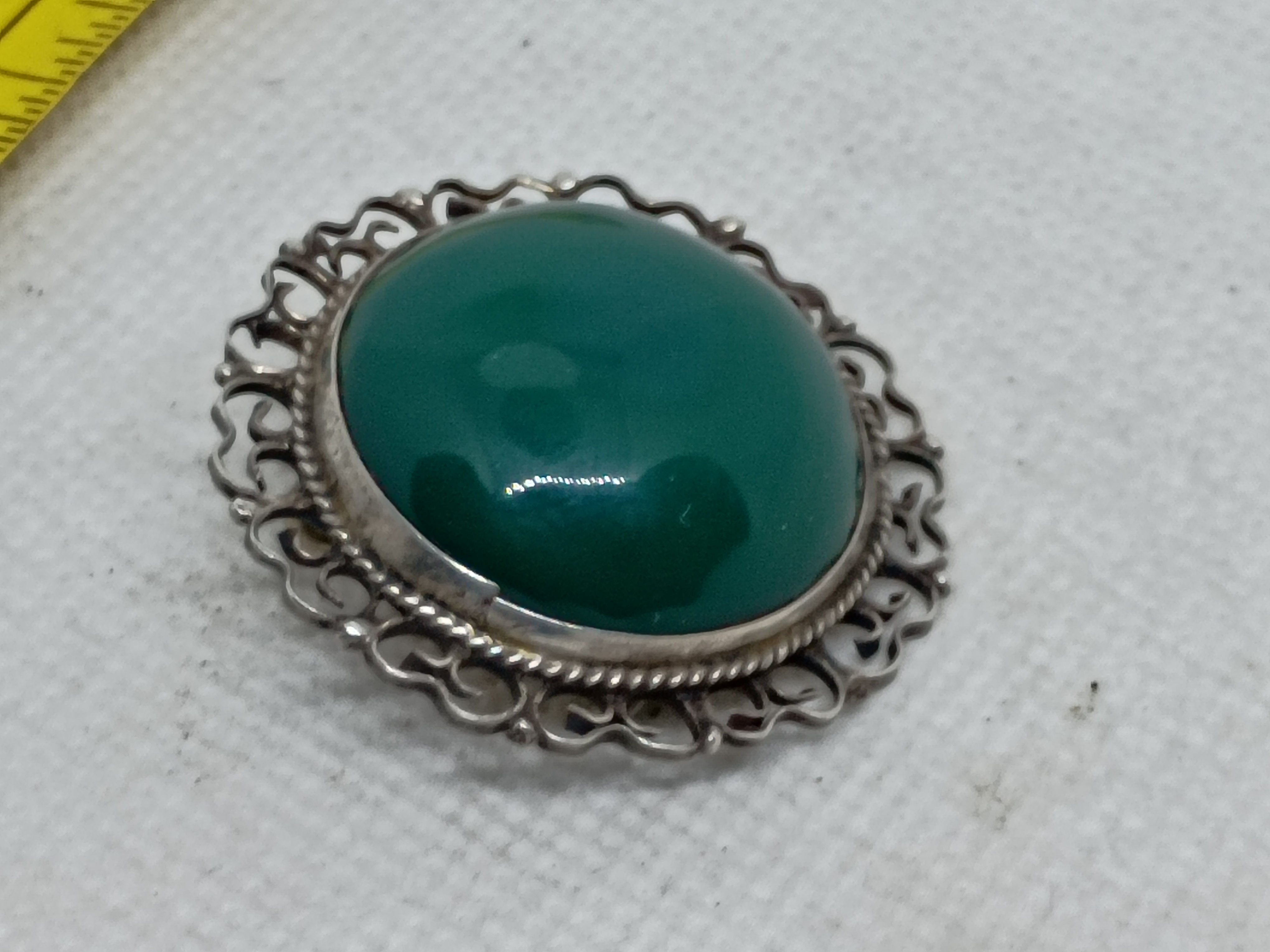 Approx. 1.5" Vintage Mexico 925 sterling silver brooch with green cabochon stone