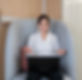 Noëmi Thum sitzt auf einem grossen Sessel, hat den Laptop auf dem Schoss und spricht mit eine:r Kund:in im Videocall