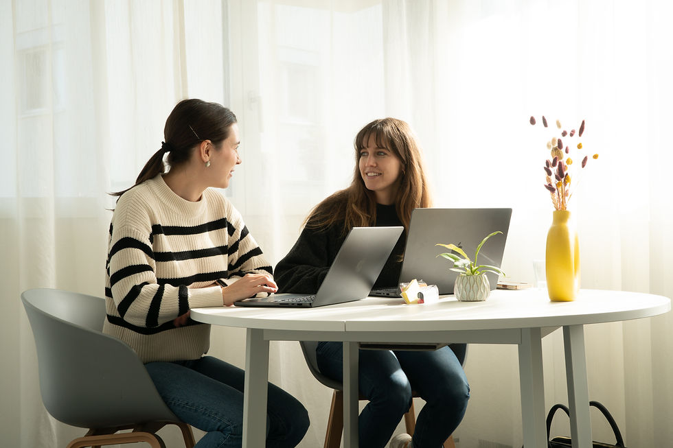 Noëmi Thum in conversation with a client - a moment from her daily life as a business coach for aspiring entrepreneurs.