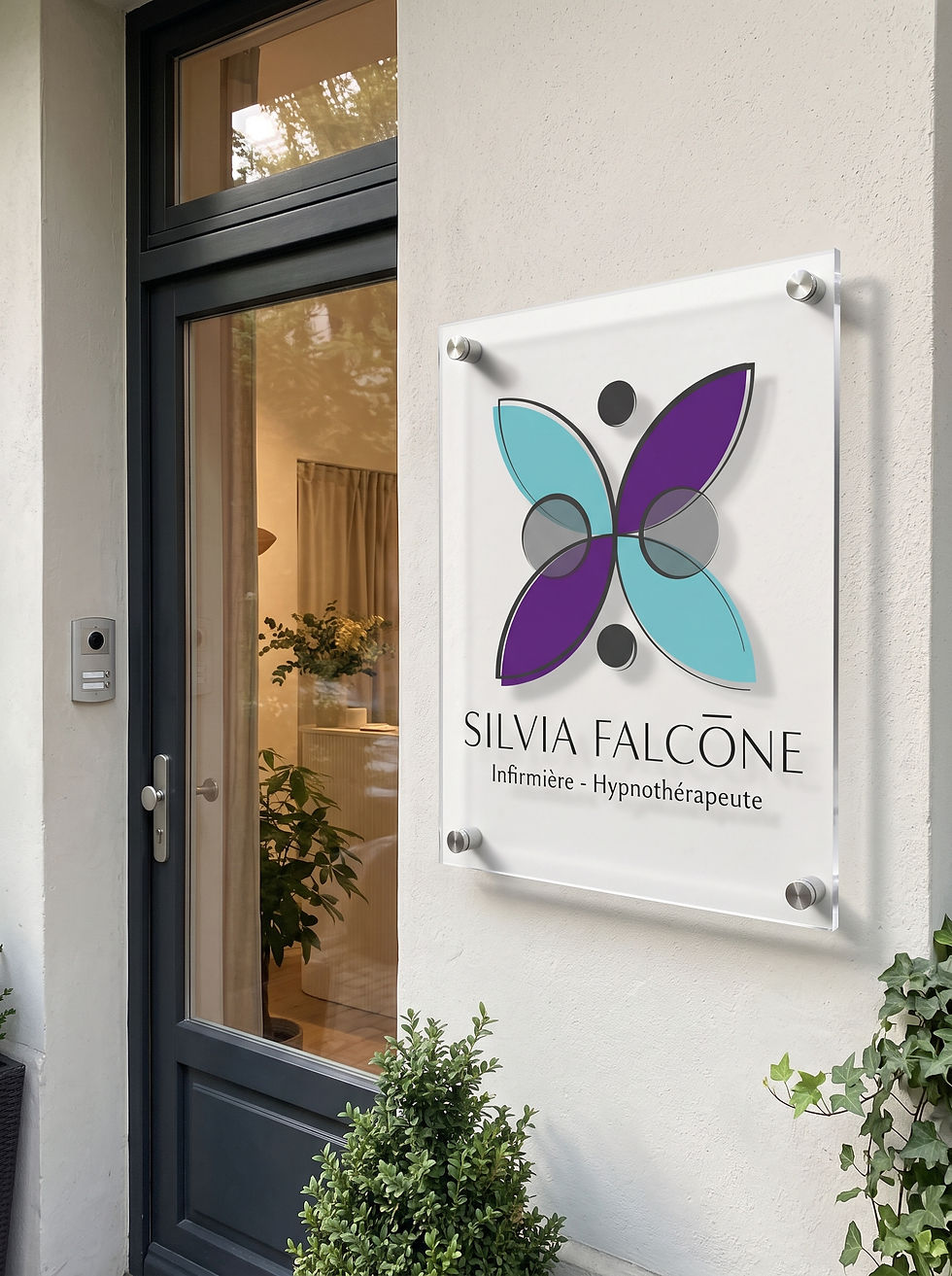 Plaque professionnelle et enseigne avec logo devant la porte du cabinet d'hypnothérapie de Silvia Falcone à Liège