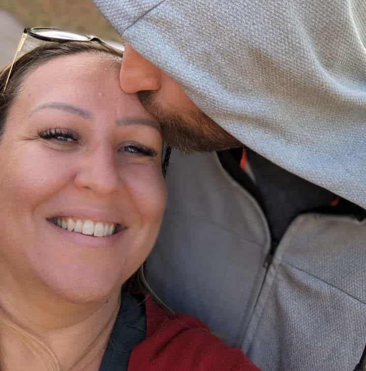 Photo de l'auteure rayonnante aux côtés de l'amour de sa vie, illustrant l'épanouissement personnel et professionnel trouvé dans une relation harmonieuse