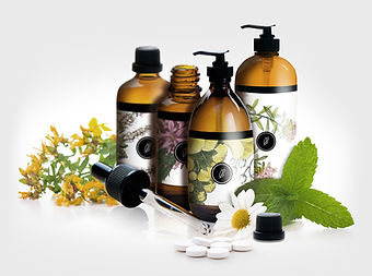 Botellas de hierbas y flores