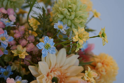 fotot detail van kunstbloemen, bloemen huren regio roeselare voor huwelijk, feest of kantoor