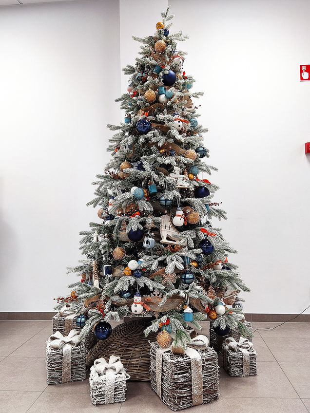 Besneeuwde kerstboom huren in thema winter joy, kerstboom van 2,4 meter in kortrijk