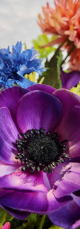 detail van paarse kunstbloem van bloemen zonder zorgen