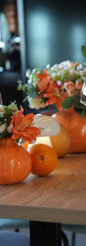 Kleine tafelstukjes voor een huwelijk of evenement om te huren bij bloemen zonder zorgen. De tafelstukjes zijn oranje van kleur met bloemen in eucalyptus, gipskruid en lelies.
De bloemen zijn oranje en wit van kleur