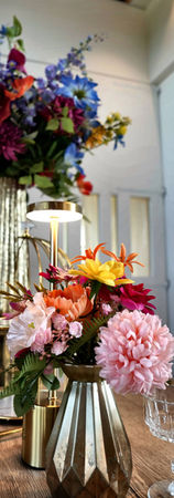 foto van 2 luxe boeketten om te huren. De zijden bloemen zijn voornamelijk dahlia's, delphinium, cosmea en chrysanten.
Deze bloemen kan je huren om te gebruiken op een evenement zoals een bedrijfsfeest of trouw