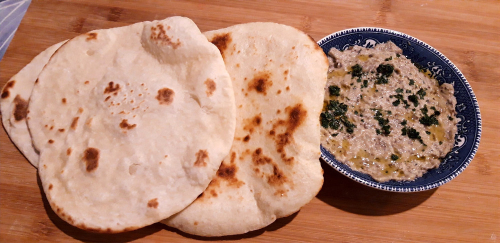Pane indiano Naan e Babaganoush