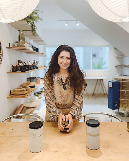 Isa, fundadora do Arya Studio, no estúdio em Moema