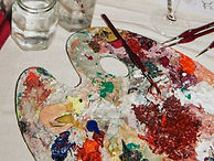 Peça de cerâmica sendo pintada no workshop Wine & Paint