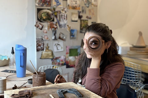 Aluna mostrando a peça que fez no Arya Studio