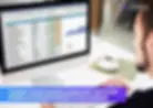 Imagem de capa de blogpost mostrando um computador com uma planilha do Excel exibindo dados e gráficos, com um título sobre modelagem de tópicos e como extrair insights de dados. Ao lado do computador, há uma xícara de café e uma mão humana digitando no teclado. Logotipo da TheBILab no canto superior direito.