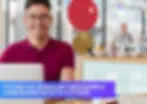 Imagem destacada do post do blog TheBILab com o título "Futuro do Trabalho: Profissões e Habilidades em Alta até 2030". Um homem jovem, de óculos e camisa polo bordô, está sorrindo enquanto trabalha em um laptop em um ambiente de cafeteria. Ao fundo, há uma mesa com itens de café da manhã e uma parede com decoração moderna. No canto superior direito, o logotipo do TheBILab. A parte inferior contém uma faixa azul com o título do post em destaque.