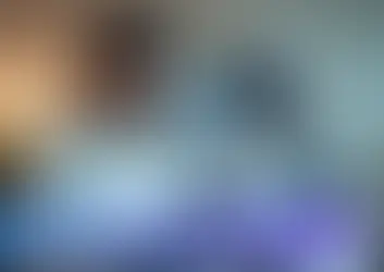 Homem e robô lado a lado, ambos olhando para um tablet. O homem veste camisa branca e o robô tem design futurista com cabeça arredondada e detalhes em azul. Ícones de IA flutuam entre eles. Na parte inferior, texto em destaque: "5 APLICAÇÕES PODEROSAS DE AGENTES DE IA NA ANÁLISE DE DADOS [GUIA COMPLETO]".