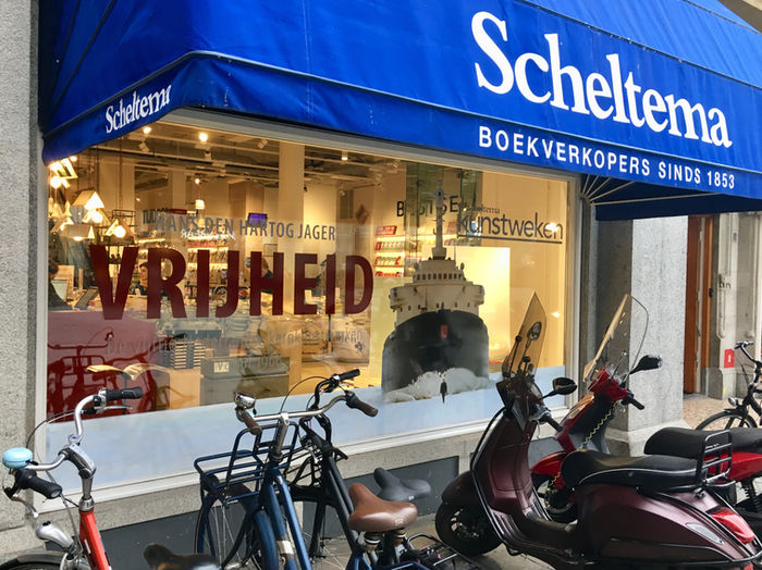 Ferdi in Scheltema's shop display